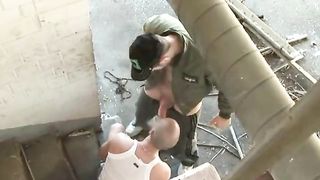 Хуястый бомж отпердолил местного гопника в сраку