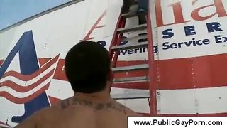 Парни залезли на фуру и там занимаются анальным сексом