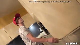 Мужик привез в гости красивого парня и наблюдал за тем как он мочится в туалете