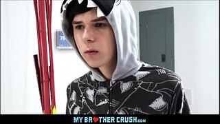 Парень в костюме акулы попал в лапы бородатого ловеласа