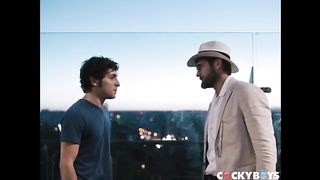 Кучерявый парень сношается с представительным мужчиной