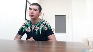 Парень сосет хуй и ебется на собеседовании