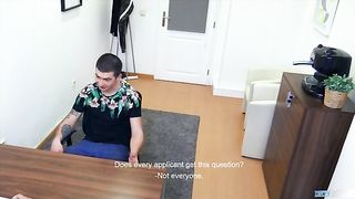 Парень сосет хуй и ебется на собеседовании