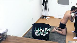 Парень сосет хуй и ебется на собеседовании