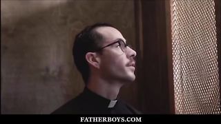 Священник трахается с молодым парнем в соборе