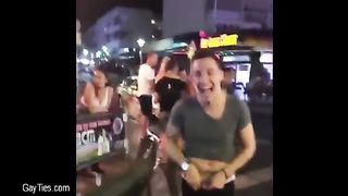 Подборка публичного писсинга геев посреди города и на природе