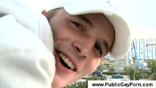 Пацаны забрались в заброшенное здание и трахнулись в очко перед окном