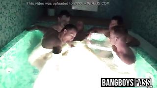 Четыре красавчика отсасывают хрен лысому боссу в бассейне