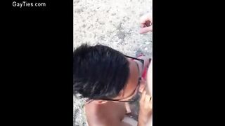 Гей на нудистском пляже снимает эротику и дает парню в рот