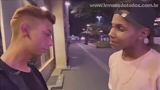 Негр познакомился с белым геем и трахнул его в жопу