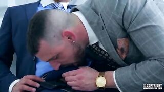 Два бородатых здоровяка трахаются не снимая своих смокингов