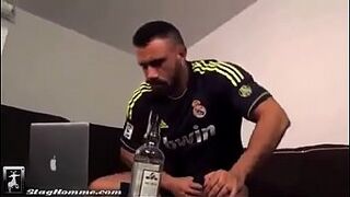 Пьяный верзила подвергся сексуальной атаке похотливого друга