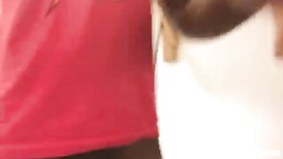 Мускулистый папуас дрочит длинный хуй сидя на безлюдной остановке