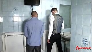 Незнакомцы просто так ебутся в сортире