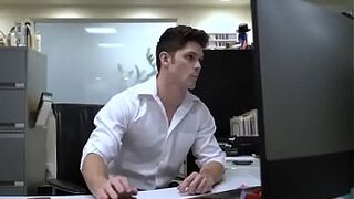 Менеджер после работы потрахался с коллегой в доме