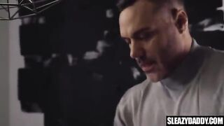 Брутальный папаша ебет сынка в очко после минета на кухне