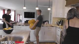 Сводные братья занимаются сексом во время подготовки к Хэллоуину на кухне