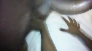 Белый мужик на кровати активно имеет в задницу негра