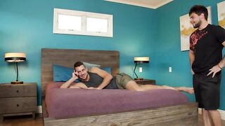 Крепкие парни ебутся во время телефонного разговора