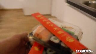 Прогулялся с парнем, угостил дома роллами и приласкал в душевой