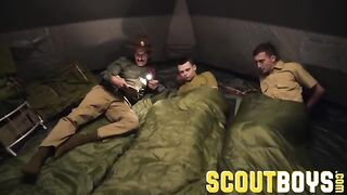 Зрелый мужик натянул на хуй задницу молодого скаута в палатке