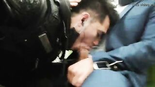 Пассивный гей отсасывает хуй приятеля в костюме в транспорте