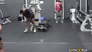 Накачанные парни показывают красивые тела и мастурбируют