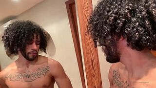 Кудрявый парень любит жарить очко бойфренда