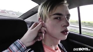 Молодой человек дает трогать себя в машине