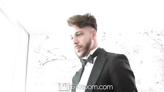 Слуга наказывает богатого господина за неуважительное отношение