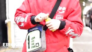 Курьер еды трахается с хозяином дома