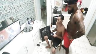 Пацаны отвлекаются от видеоигр и трахаются в жопу