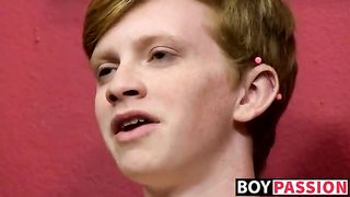 Пацан на кастинге дрочит хуй и засовывает в очко фаллос