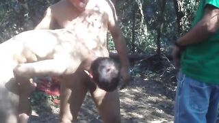 Трое геев занимаются групповухой в лесу