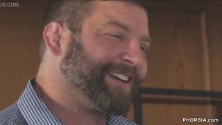 Гость трахается с семейной парой