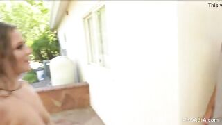 Два парня занимаются совокуплением с девушкой во дворе