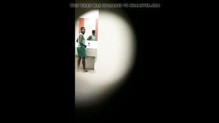 Мужчины занимаются онанизмом в общественном туалете