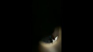 Мужчины занимаются онанизмом в общественном туалете