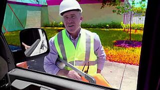 Сотрудник дорожной службы выебан в автомобиле