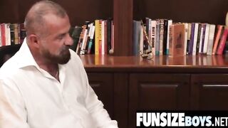 Послушные ребята готовы быть выебаны в кабинете