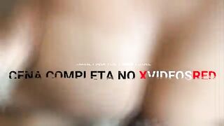 Кучерявый парень ебет жопу очкарика в латинском гей порно