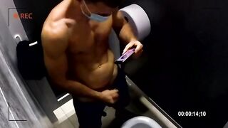 Молодой человек в ковидной маске дрочит член в туалете