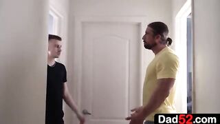 Накаченный отчим трахает пасынка