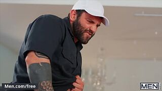 Бородатый мужик дал пососать и потрахал молодого парня