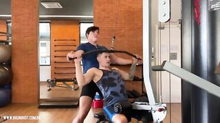 Два крепких парня после силовой тренировки шалят на кухне