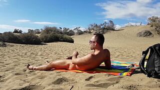 Голый мужчина мастурбирует член лежа на покрывале